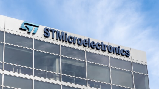 Gros plan sur le logo et le panneau de STMicroelectronics sur le bâtiment de bureau à Santa Clara, Californie, États-Unis.