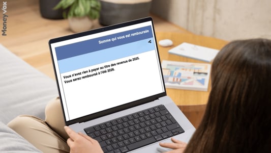 Femme lisant un message de remboursement sur son ordinateur portable.