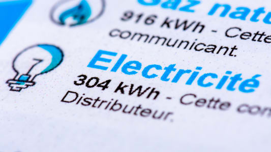 Gros plan d'une facture française avec détail des consommations de gaz naturel et d'électricité en kWh