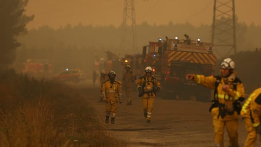 Des pompiers s'activent pour &eacute;teindre un incendie &agrave; Marcheprime, &agrave; l'ouest de Bordeaux, le 26 juillet 2026, alors qu'un feu de for&ecirc;t ravage la for&ecirc;t au nord du bassin d'Arcachon (Gironde) depuis le 22 juillet.