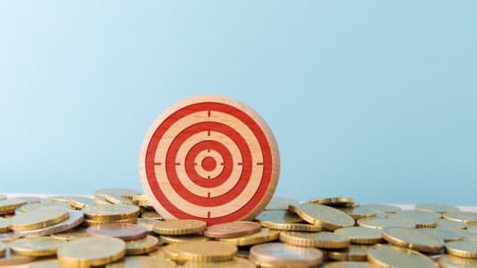 R&eacute;alisation de l'objectif financier avec un tas de pi&egrave;ces d'or