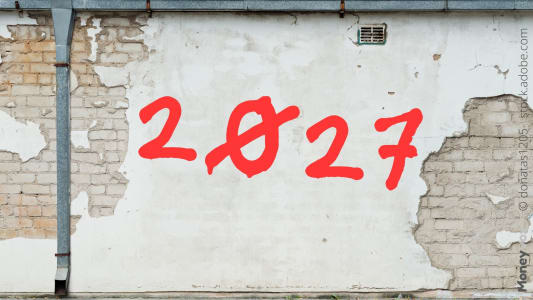 Le nombre 2027 peint en rouge sur un mur abîmé.