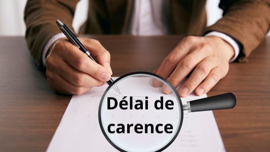 Une loupe sur un contrat avec le texte 