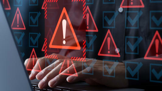 Les pirates informatiques identifient et exploitent les vulnérabilités de sécurité dans les logiciels et les systèmes pour lancer des attaques. Concept de cyberattaque.