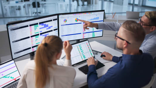 Équipe d'analystes de facturation médicale en codage