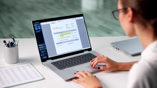 Femme utilisant un logiciel de comptabilité en ligne