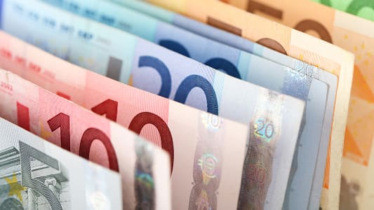 Ensemble de différents billets en euros, fond