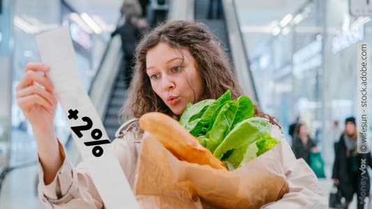 Femme surprise en d&eacute;couvrant une augmentation de prix aux courses.