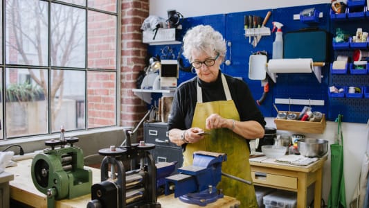 Artisan bijoutier travaillant en studio