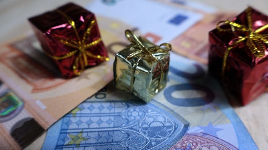 Des billets et paquets cadeaux.