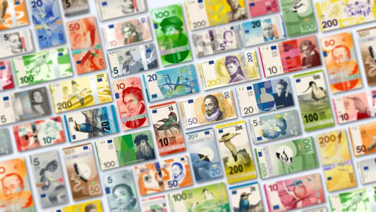 Plusieurs billets colorés avec portraits, animaux et motifs variés.