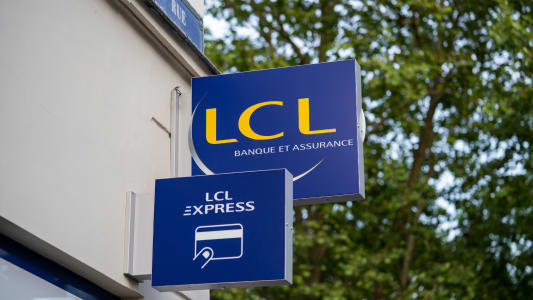 Enseigne de la banque LCL dans une rue de Paris.