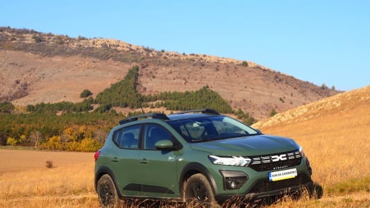 Dacia Sandero Stepway sur une route de campagne