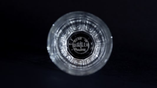 Verre Duralex vu de dessus sur fond noir.