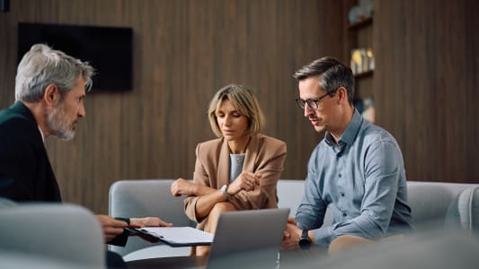 Un couple passe. en revue des documents avec un conseiller financier