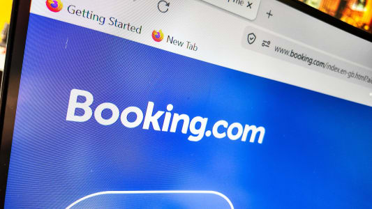 un écran d'ordinateur avec le site web booking.com