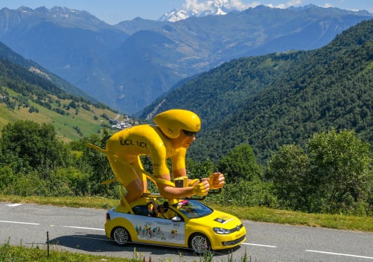 V�hicule LCL dans la caravane du Tour de France
