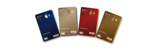 Quatre cartes bancaires LCL Visa de diff&eacute;rentes couleurs align&eacute;es.