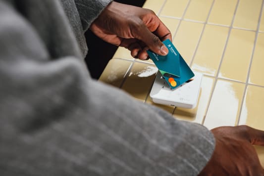 Main effectue un paiement sans contact avec une carte bancaire.