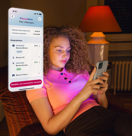 Femme utilisant une application bancaire sur son téléphone portable.