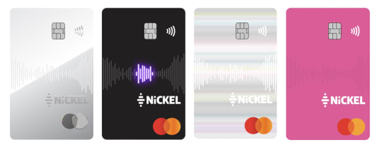 Quatre cartes bancaires Nickel de couleurs diff&eacute;rentes align&eacute;es.