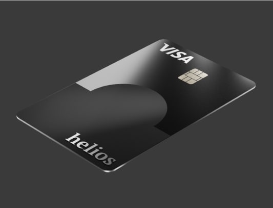 Carte bancaire noire Helios Visa avec puce électronique visible.