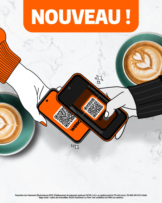 Deux mains scannent un QR code avec leur téléphone.