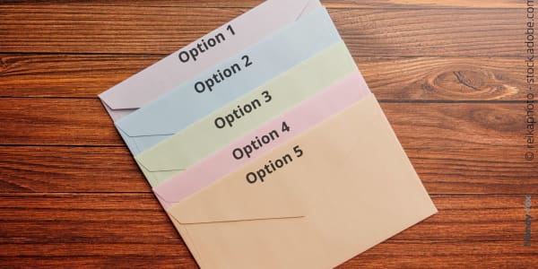 Enveloppes color�es num�rot�es sur une table en bois.