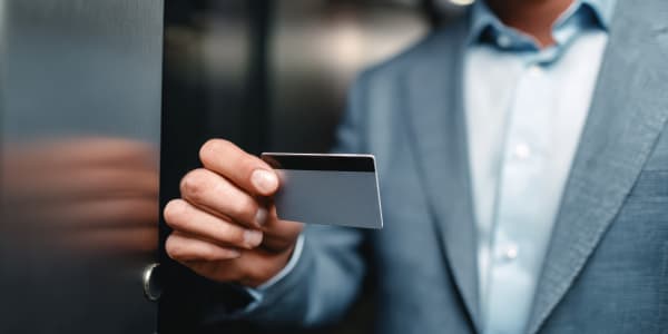 Gros plan d'un homme tenant une carte de crdit dans un ascenseur