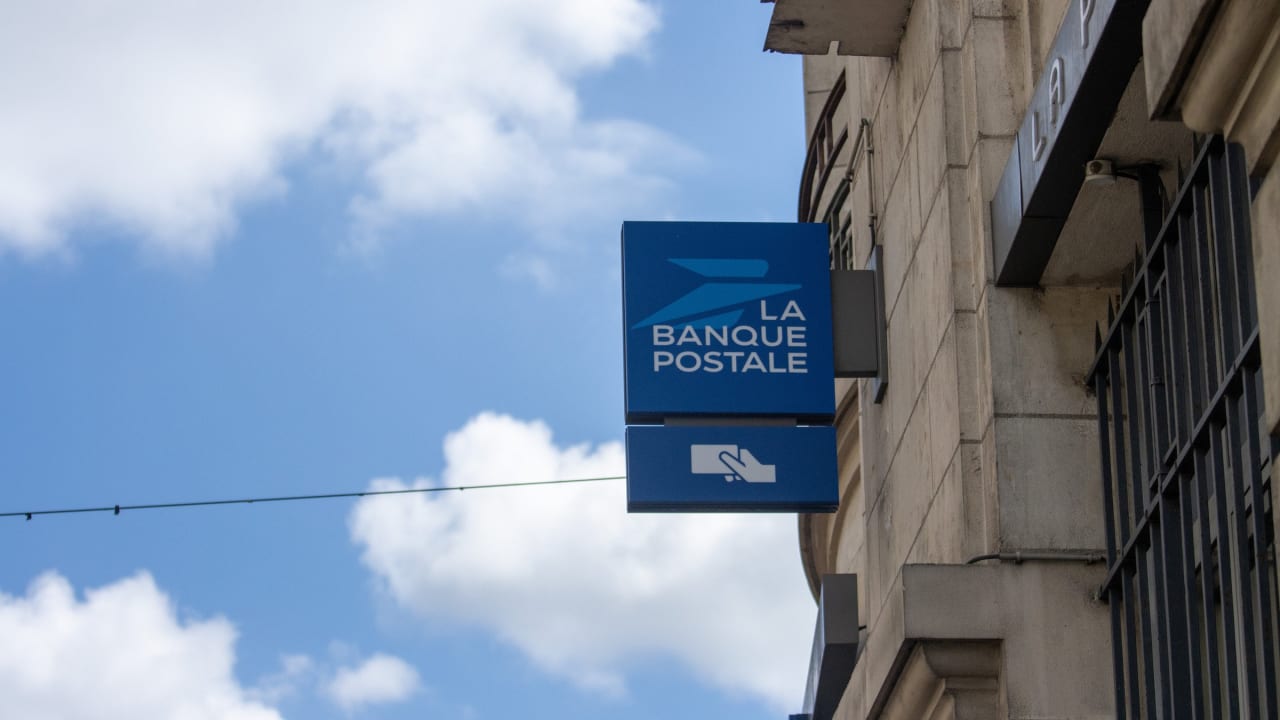 « La seule banque des exclus » : Comment La Banque Postale veut ...