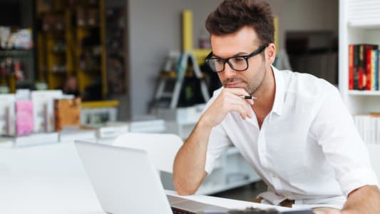 Un homme regardant son compte en ligne