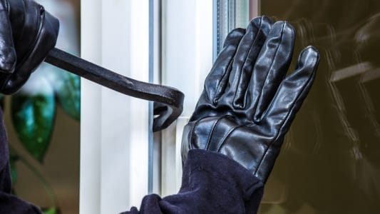 Cambrioleur forant une fentre