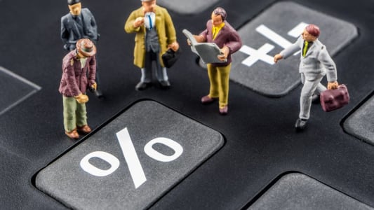 Des figurines autour d'un taux