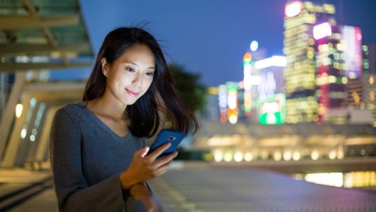 Femme utilisant son smartphone