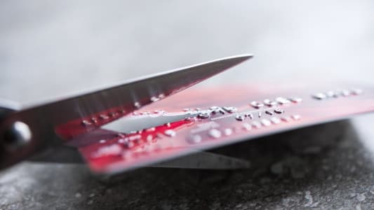 Une carte bancaire coupe