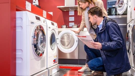 Couple choisissant un lave-linge