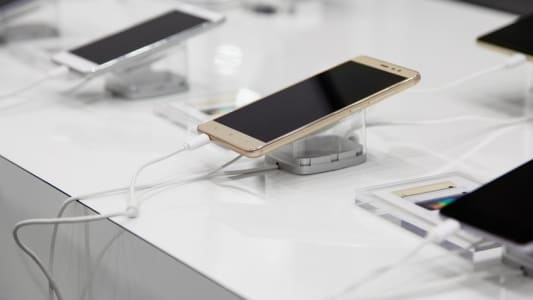 Tlphones avec systme antivol dans une boutique