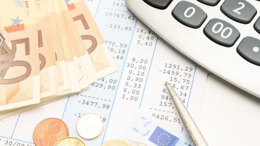 Un bulletin de paie et des pices