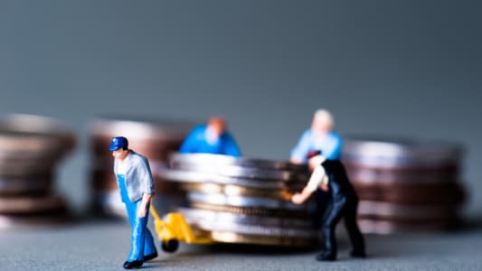 Des figurines prenant de l'argent