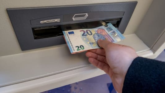 Retrait  un distributeur automatique de billets
