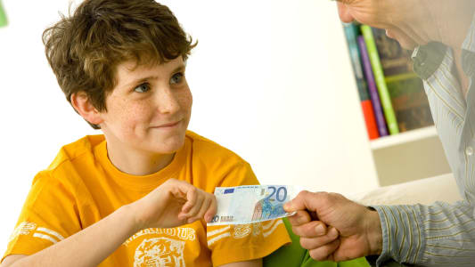 Un pre donne un billet de 20 euros  son fils