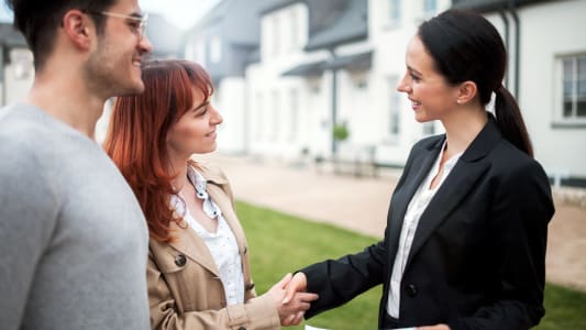 Couple visitant une maison