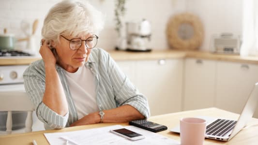 Une personne  la retraite qui fait ses comptes