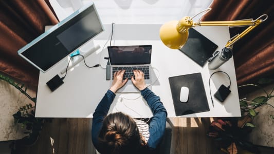 Personne en tltravail
