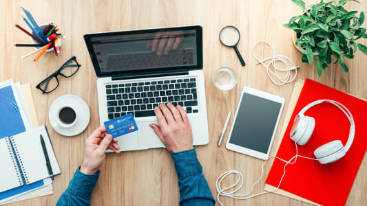 Homme effectuant un achat en ligne par carte bancaire