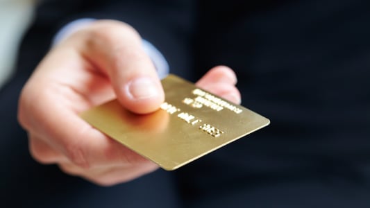 homme tenant une carte dore