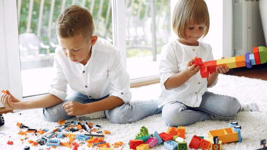 Deux enfants jouent aux lgos