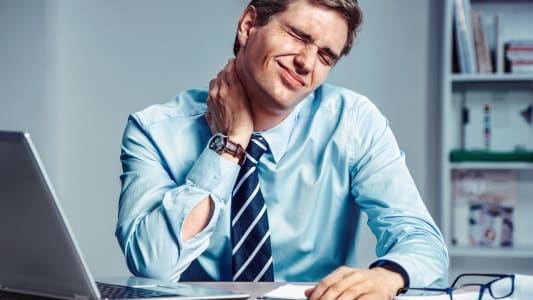 Employ de bureau souffrant d'une douleur  la nuque