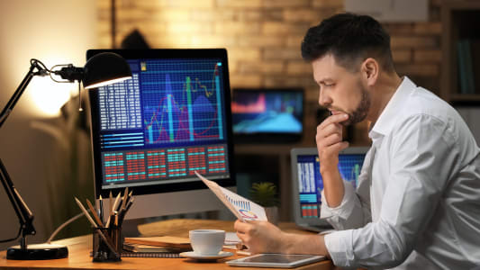 Un trader devant son ordinateur