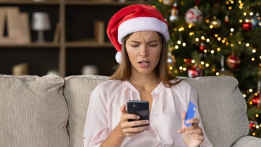 Une femme fait ses achat de Nol sur son tlphone